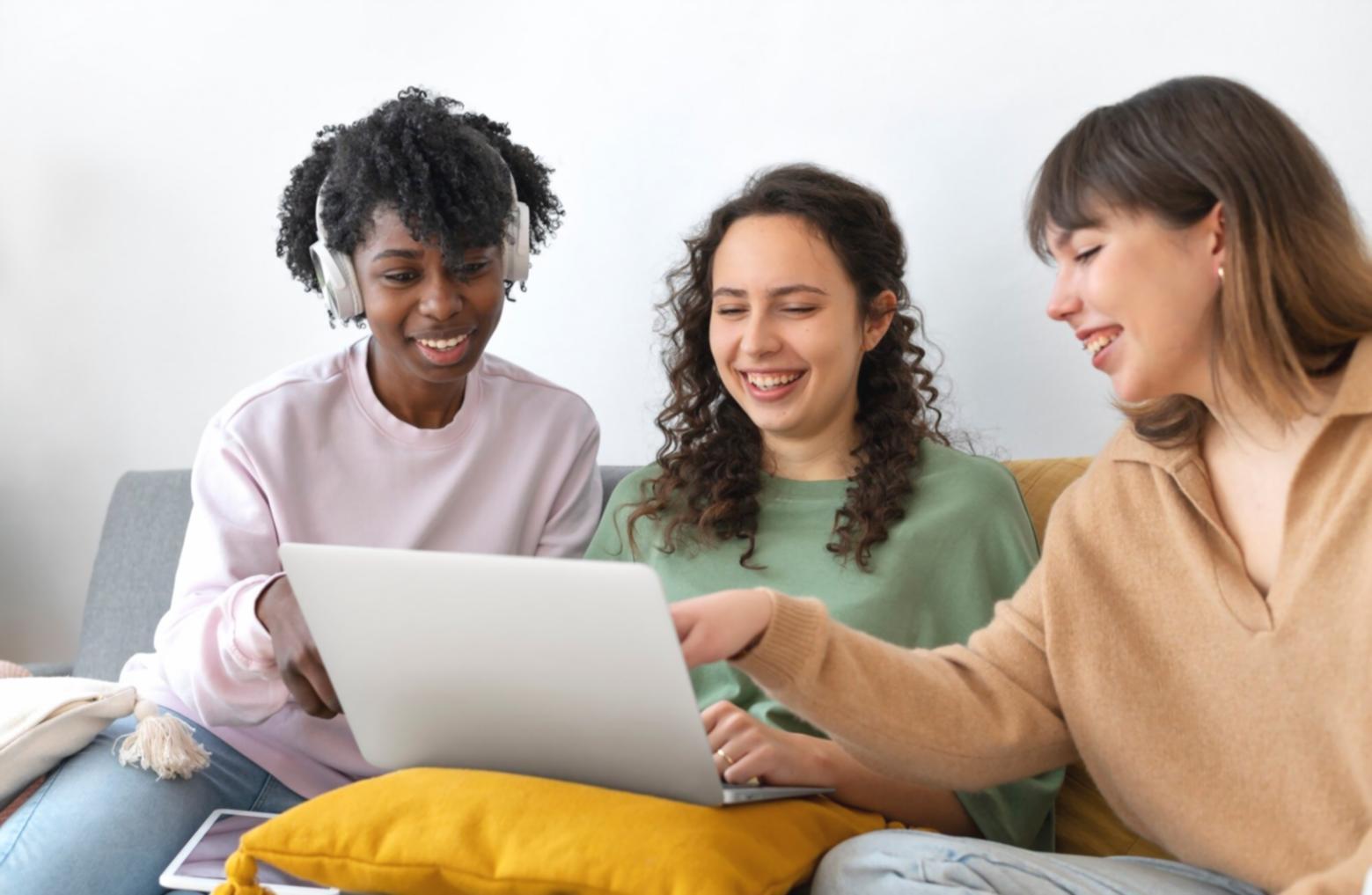 Conseiller en budget expliquant la gestion financière mensuelle à Paris